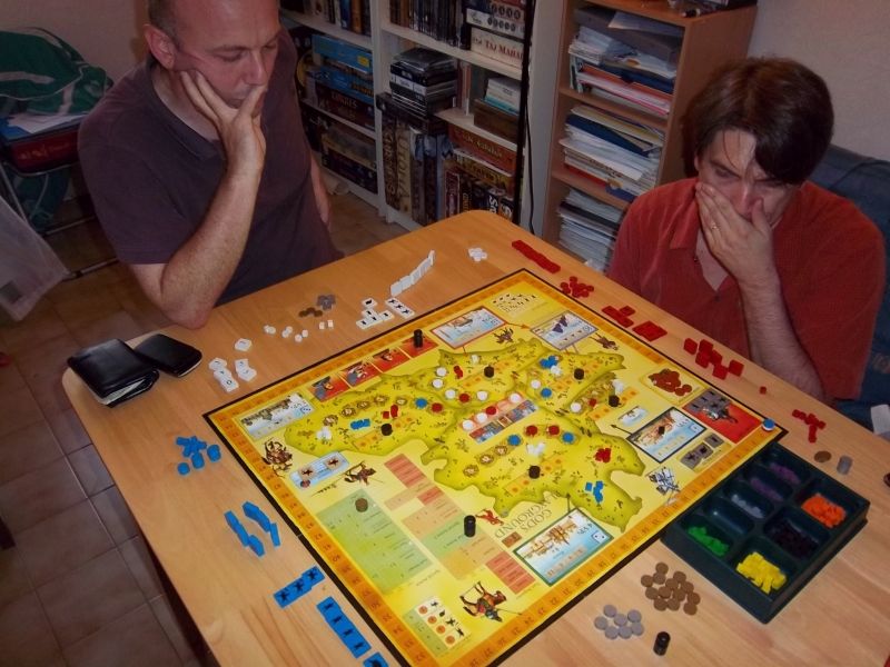 Tour 1, messieurs Palferso et Unkle réfléchissent pour jouer la première action spéciale...