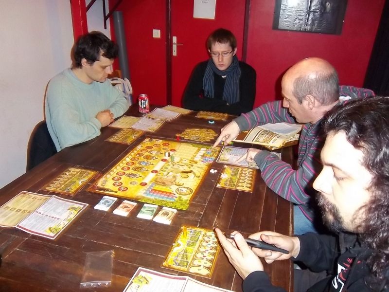 Tyrion aux explications de Grand cru...notez que tout le monde est attentif, sauf Bloodyraoul pris en flag !