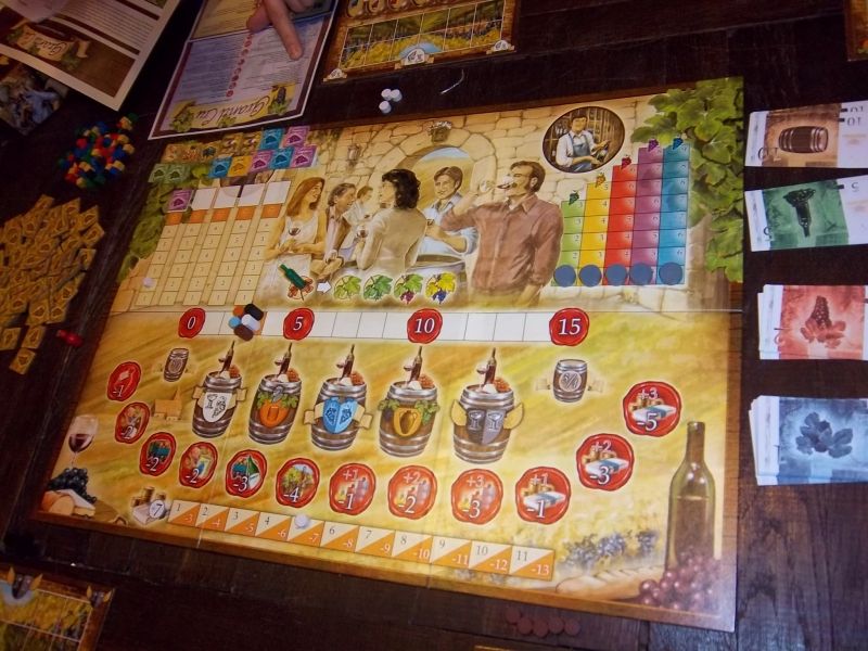 Un plateau qui sent bon le terroir. Des tuiles, des cubes, des plateaux individuels, quelques pions en bois et des billets...un peu trop fins.