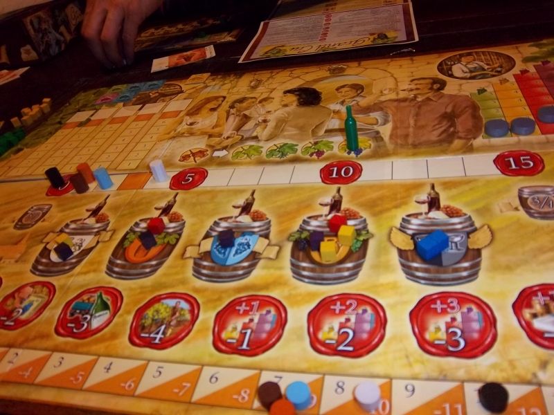 une vue du plateau en cours de jeu...le symbole de mon vignoble : l'emphore. ça fait romain monsieur ! Et le marqueur de tour en forme de bouteille