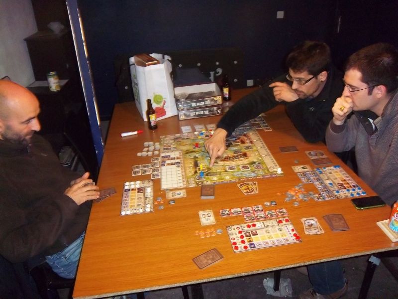 Les 3 patrons de ranch qui m'ont fait une très sévère concurrence hier soir... 2 connaissaient déjà le jeu.