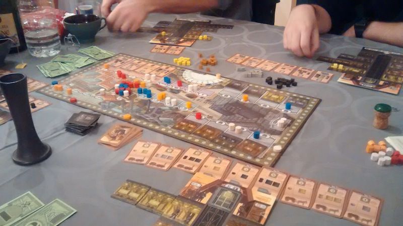 à gauche, un mini pot de fleur qui nous a servi de marqueur pour celui à qui c'est le tour, car on arrêtait pas de se tromper...