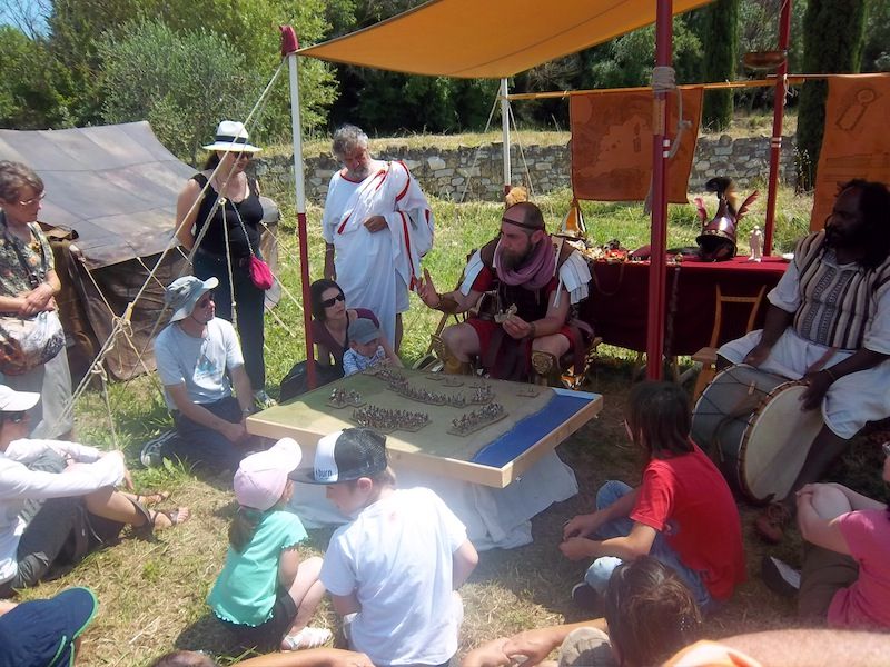Un général carthaginois nous explique, à l'aide de figurines et sous le regard de M.Bertrand Borie (en toge), spécialiste des guerres puniques, comment Hannibal a remporté la bataille de Canae.