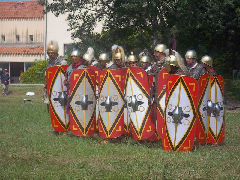"Heu, les gars, c'est pas un éléphant ça là-bas ?" "Quoi ? ils ont un éléphant ? Houla ! c'est pas syndical ça ! "Ouai, on m'avait rien dit moi !" Ben moi, ce coup-ci, je passe pas devant hein"