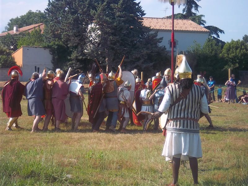 Et le combat s'engage. Il va y avoir 4 batailles ainsi : résultat, 2 partout. A noter que notre ami tambour Nubien admire le spectacle, et attend que l'orage passe.