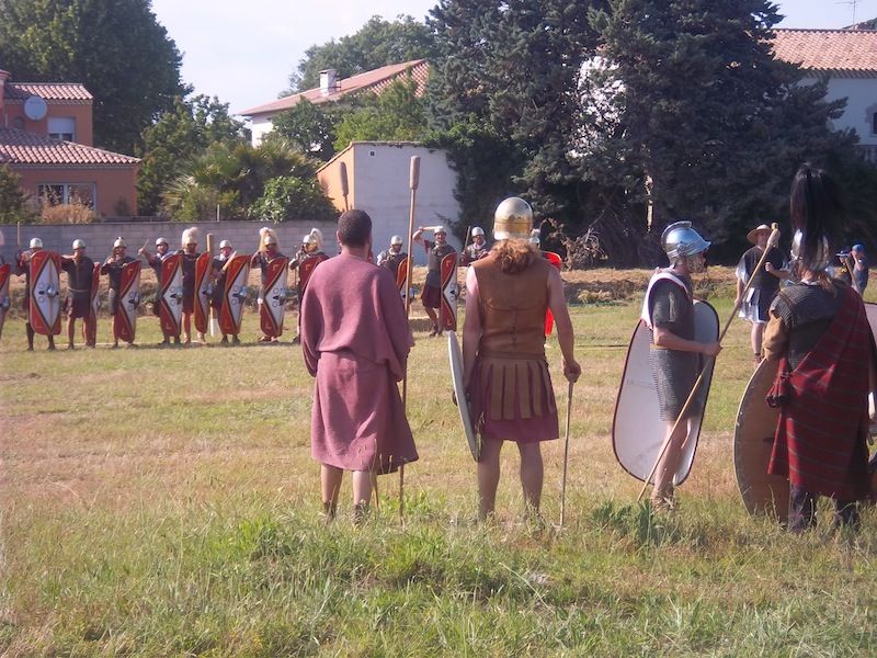 On s'invective pour un dernier combat...qui va s'achever dans des accolades ! Ah si seulement toutes les guerres pouvaient se règler comme ça...