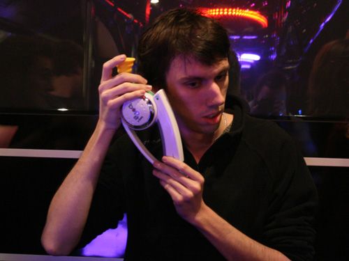 Un blogueur très concentré en train de tester Bop It