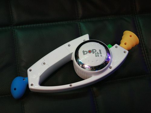 La poignée côté droit, avec le rangement pour les piles (fournies)