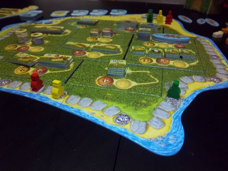 Contrairement à ce qu'on pourrait supposer, c'est le pion vert qui est premier ! Presque un tour pris sur le rouge et le jaune...