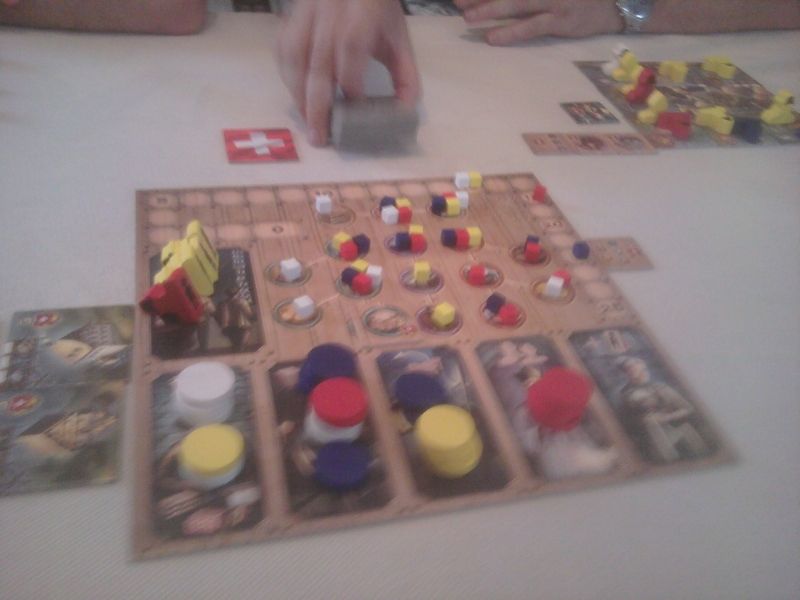 Le plateau final (encore très flou grrr). Jacques n'a pas conclu le groupe de marchandises de gauche, Caro a celle de droite et Pierre le centre. Moi je suis un peu partout.
