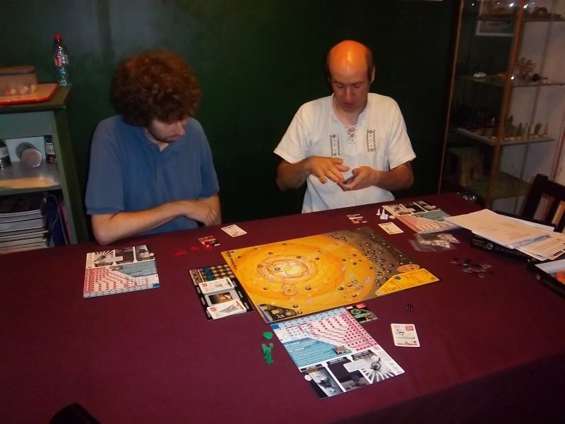 Monsieur Tyrion nous explique les règles. Thomas et moi serons particulièrement attentifs, tant le jeu est assez original.