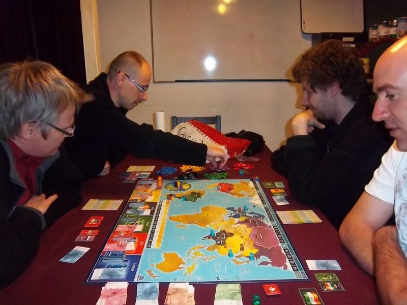 La partie commence : Bart va jouer son premier coup avec la Russie. 