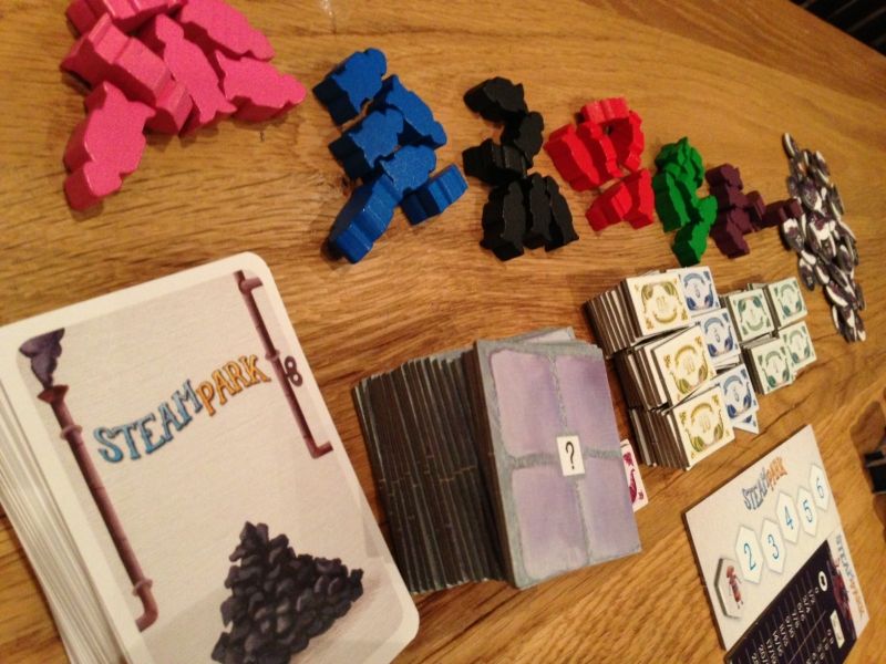 Petits plateaux, tuiles... tout est à la hauteur sauf les cartes qui sont un peu tristounettes et uniformes. 