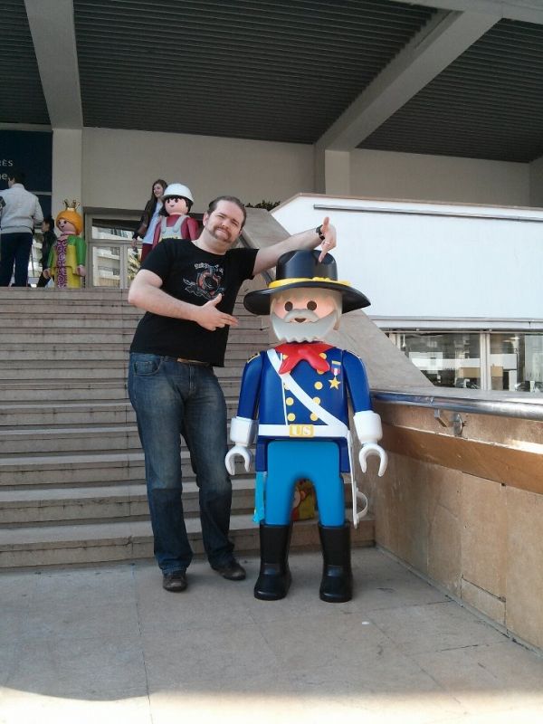 Pierrick joue aussi aux playmobiles 