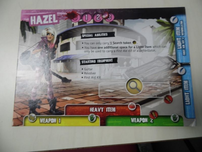 Hazel a moins de place dans son sac, mais elle en trouve toujours pour y plonger des appareils de secours...