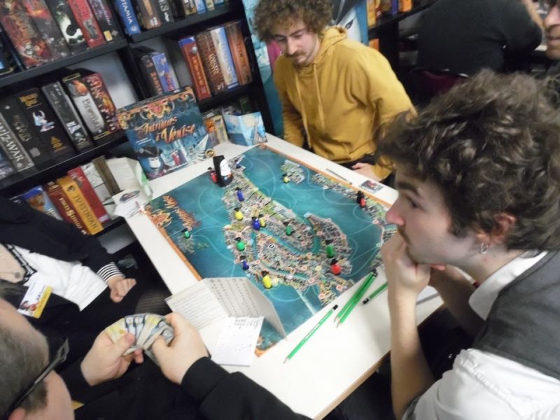 Bien plongés dans le jeu, les joueurs sont concentrés