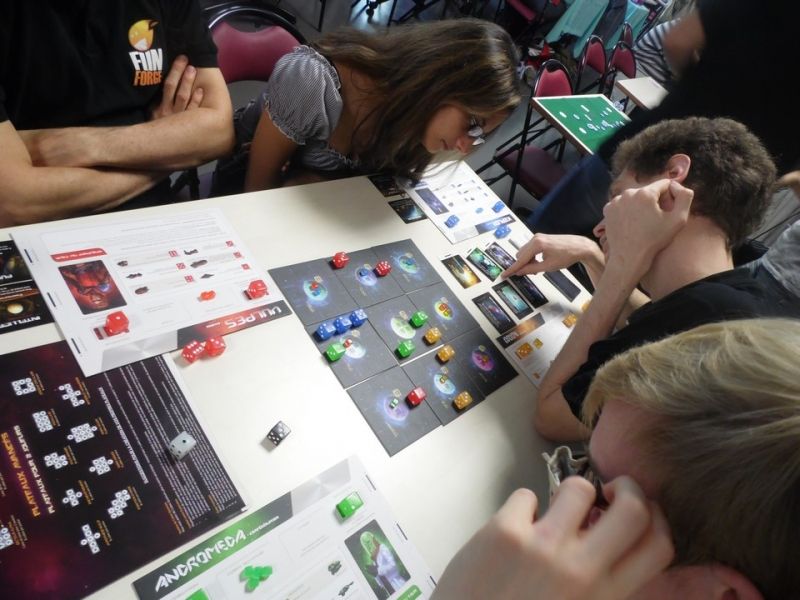 Découverte des cartes pouvoirs, très variées.