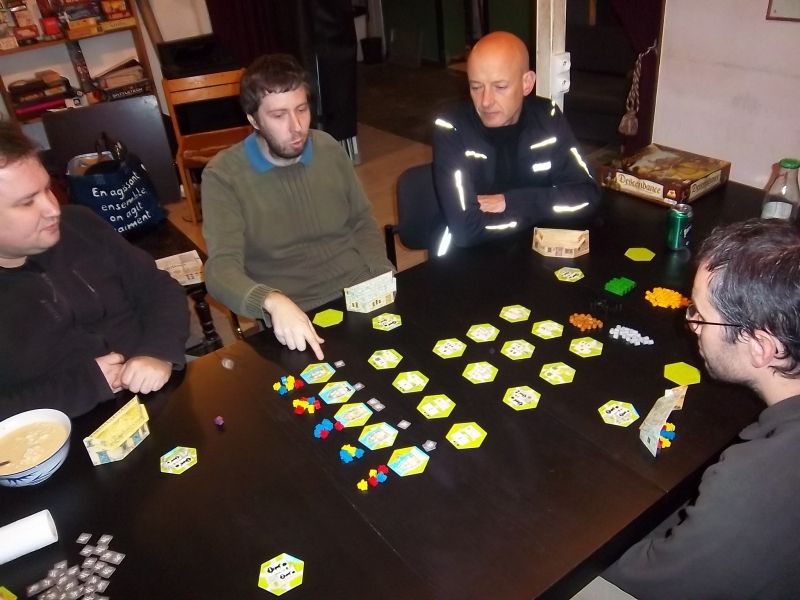 Monsieur Thomas et monsieur Lilajax (reconnaissable à son célèbre bol de bouillon avec pâtes chinoises) expliquent les règles de Keyflower à messieurs Rémi et Florestan.