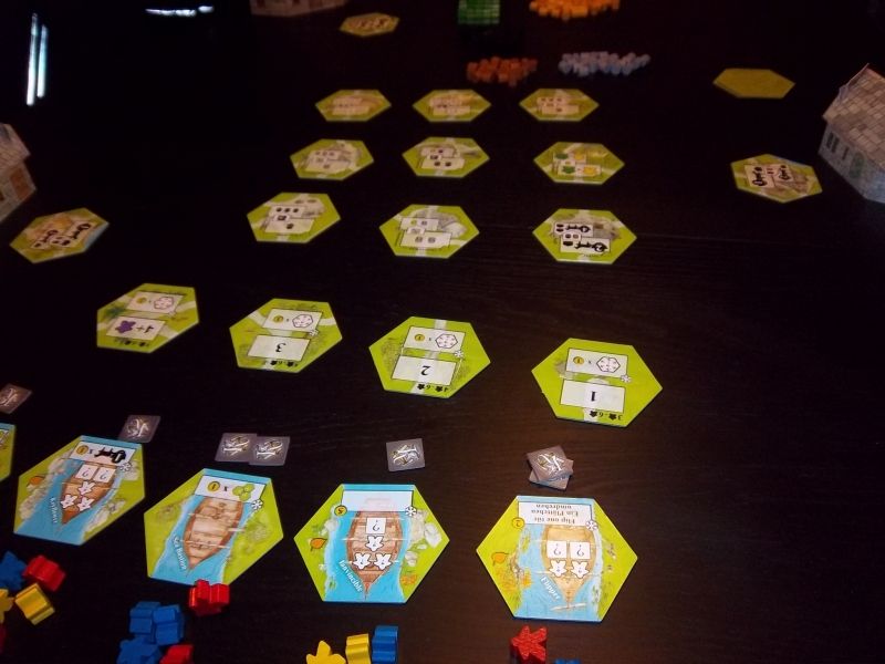 Il y a de la tuile, et beaucoup de meeples : 141 pour être précis. Pas mal hein ? 