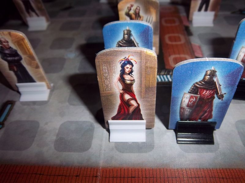 "Alors mademoiselle, on veut charmer le roi ?" demandent les gardes... 