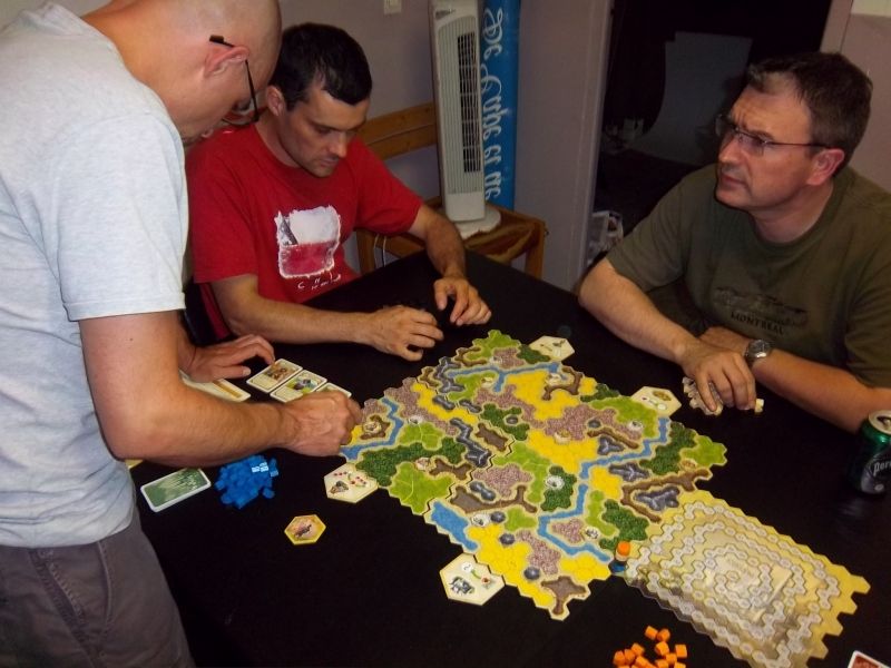 Monsieur Patrice (debout) prépare le jeu pour messieurs Fabrice, Cormyr et votre serviteur