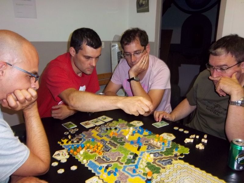 Monsieur Fabrice en action (avec son air décidé habituel) sous le regard de monsieur Luc, simple spectateur avec son magnifique T-shirt rose...