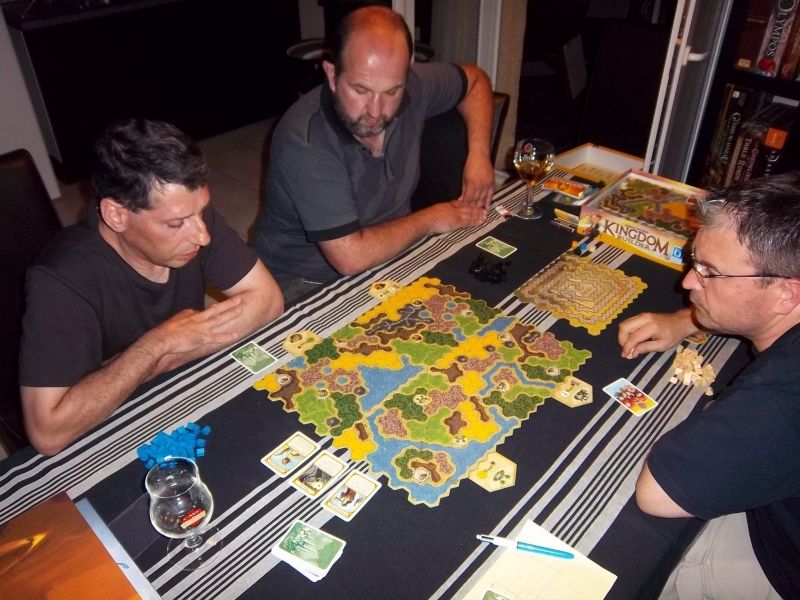 Les joueurs sont concentrés...cette seconde partie va être très disputée, chacun rivalisant d'astuces pour marquer des points et contouner les contraintes de pose...