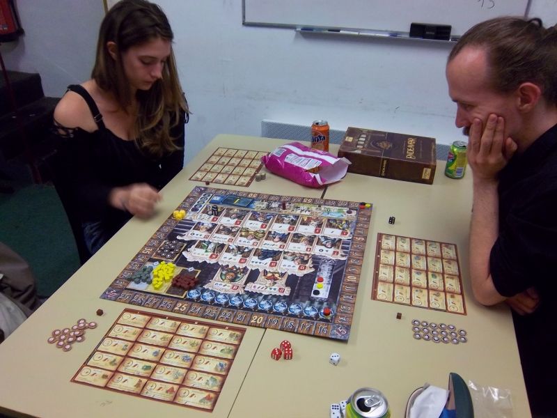 Mademoiselle Moonh va jouer son premier coup de la partie. Monsieur Sauveur à déja posé deux dés sur l'alchimiste.