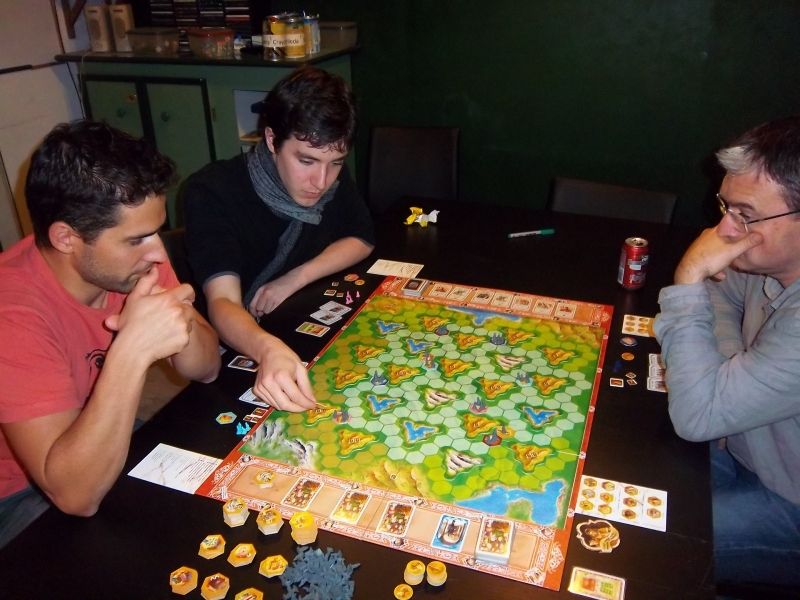 Les hostilités ont commencé. Monsieur Paul en action, sous les regards du Captain Cavern et de monsieur cormyr...