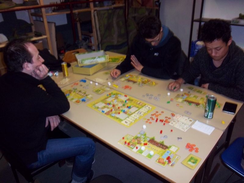 Mes trois adversaires, très studieux, réfléchissent à leurs développements...