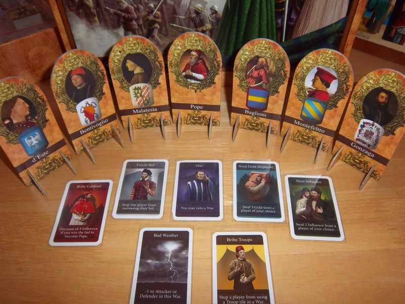 Des silhouettes tout en élégance. Un aperçu également des différentes cartes "Trahison"