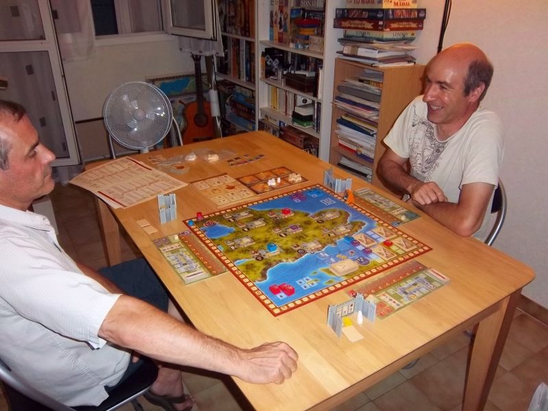 La partie a commencé : Monsieur Tyrion s'amuse, monsieur Zhor opte pour la concentration...