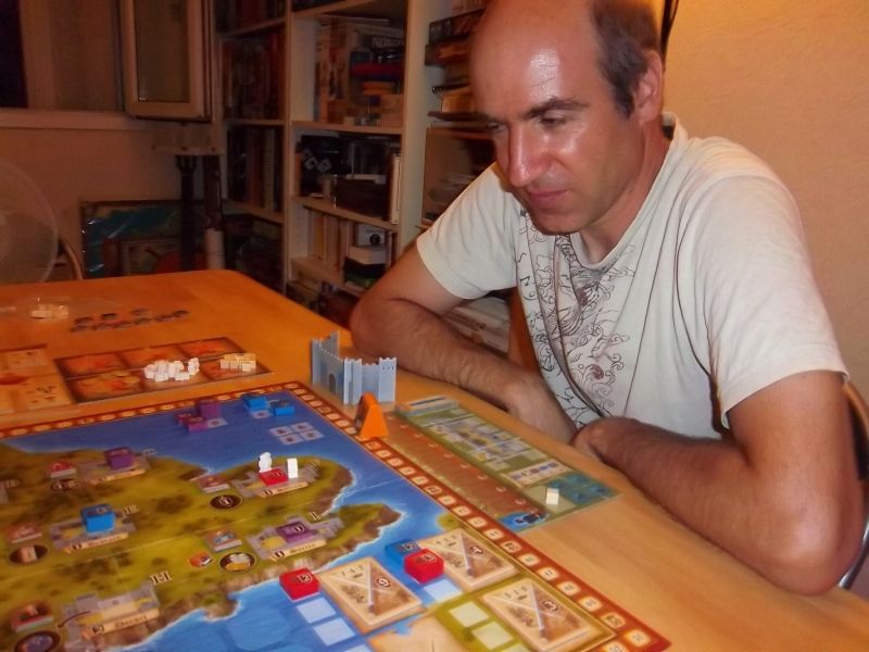 Voilà : j'ai la preuve...monsieur Tyrion est un fourbe ! Ce regard en dit long non ? 