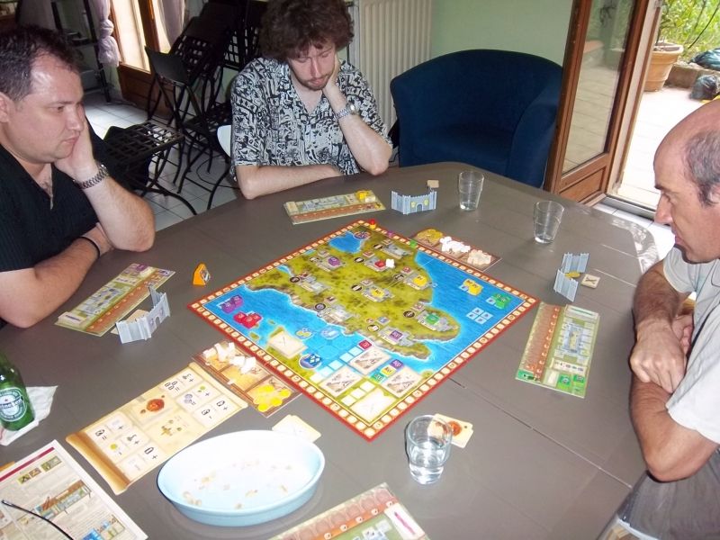 La partie est déjà bien entamée : de gauche à droite, lilajax, Thomas et Tyrion.