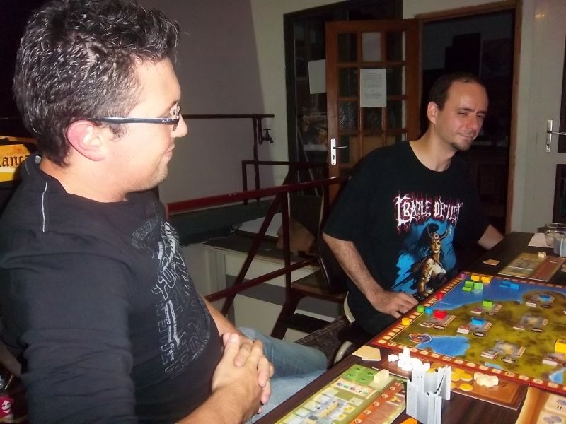 Flavien, décontracté, et Vincent, qui semble me dire "Toi, on t'a à l'oeil !"...pas assez semble-t-il (gnark, gnark, gnark !!).