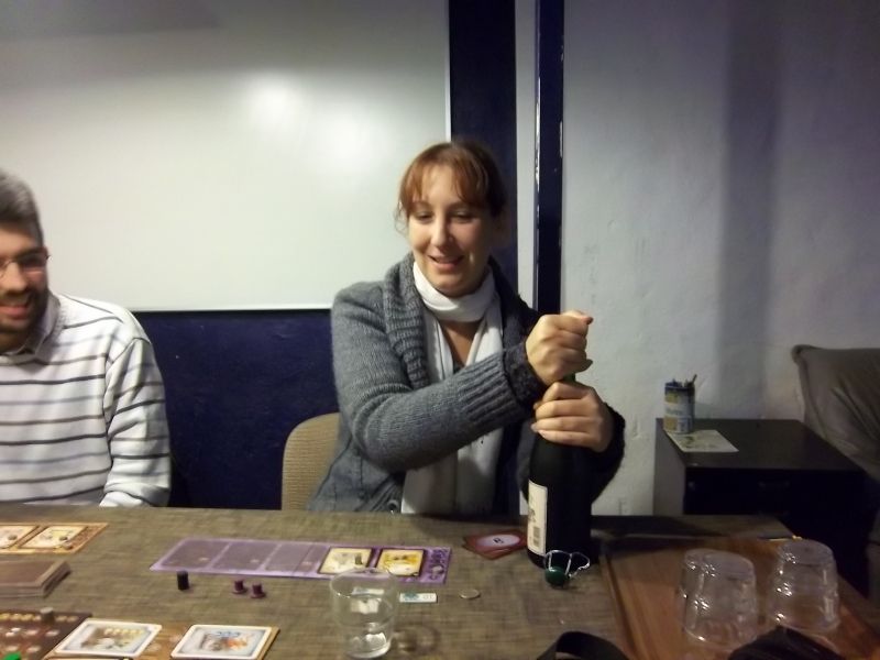 ...et donc, pour coller un peu au thème (c'était du cidre, pas un Don Pérignon) , on a débouché une bouteille. Béatrice en action...