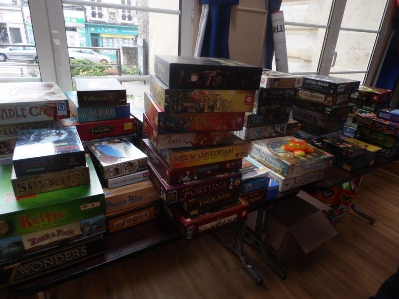 Deux des huits tables remplies de jeux, sans parler de ceux présentés et prêts à l'emploi sur les autres tables : le choix était bien là !