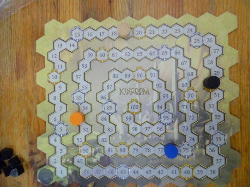 De gros écarts, mais une erreur de règle : une carte rouge de la seconde extension a été "enclenchée" chaque fois que possible alors que chaque joueur ne peut en bénéficier qu'une fois par partie