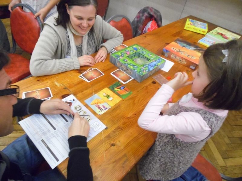 Une famille jouait à Dixit avec des règles erronnées depuis un bail. Dorénavant, ce ne sera plus le cas...