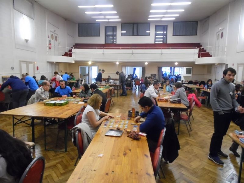 Fin de matinée. Les joueurs étaient bien plus nombreux l'après-midi. On voit de nombreux tee-shirt bleu-ciel : les animateurs, en grand nombre pour expliquer les règles des jeux, au besoin...