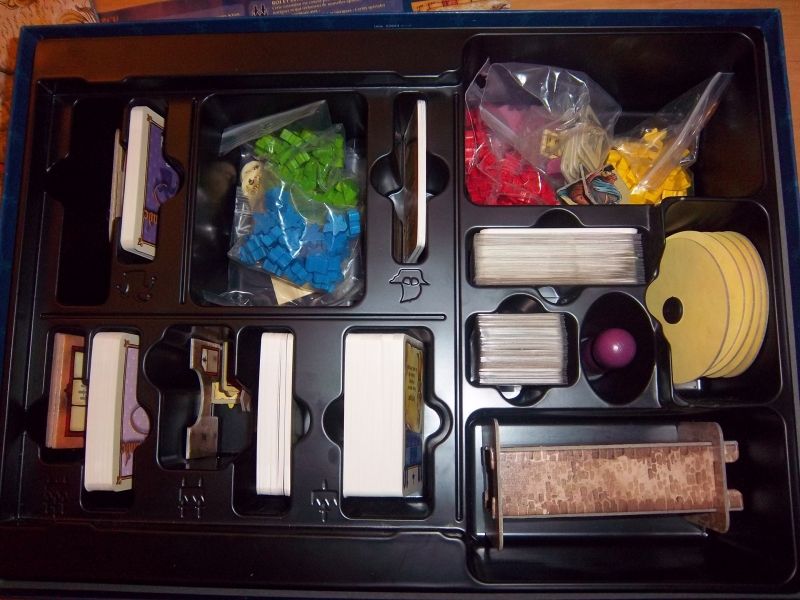 Tout est prévu pour le rangement dans cette grosse boite. Notez que des icônes indiquent les endroits précis pour ranger chaque extension. 