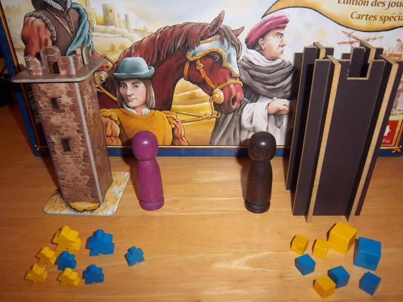 Roi violet, Castillo en carton et Meeples caballeros aujourd'hui, Roi marron, Castillo en bois et cubes caballeros hier...