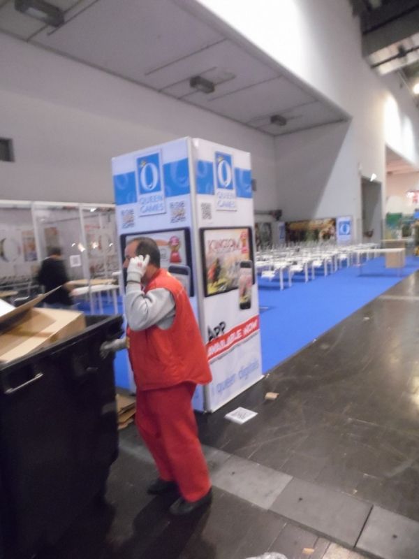 Premier Cosplay du salon : Super Mario Bross !   Non, en fait, même si le monsieur avait la moustache du fameux plombier de chez Nintendo, il se contentait de déblayer les cartons vidés de leurs jeux 