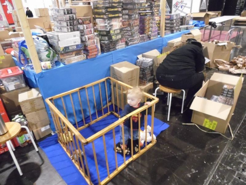 Les boutiques de ventes prépareient aussi leurs stands. Et Super Baby veillait au grain.