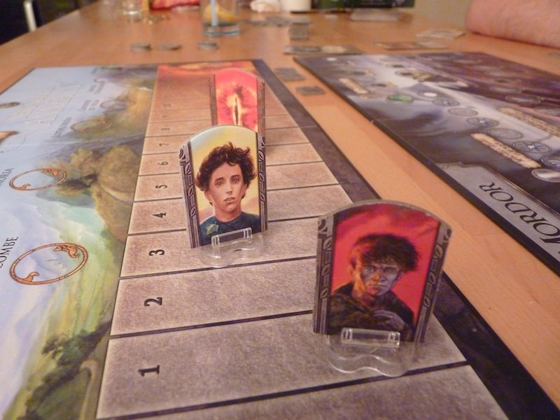 - Frodon : "Sam tu trouve pas qu'il commence à faire chaud ?"  - Sam : "bof, par contre te retourne surtout pas t'as une grosse bete juste derriere toi ..."