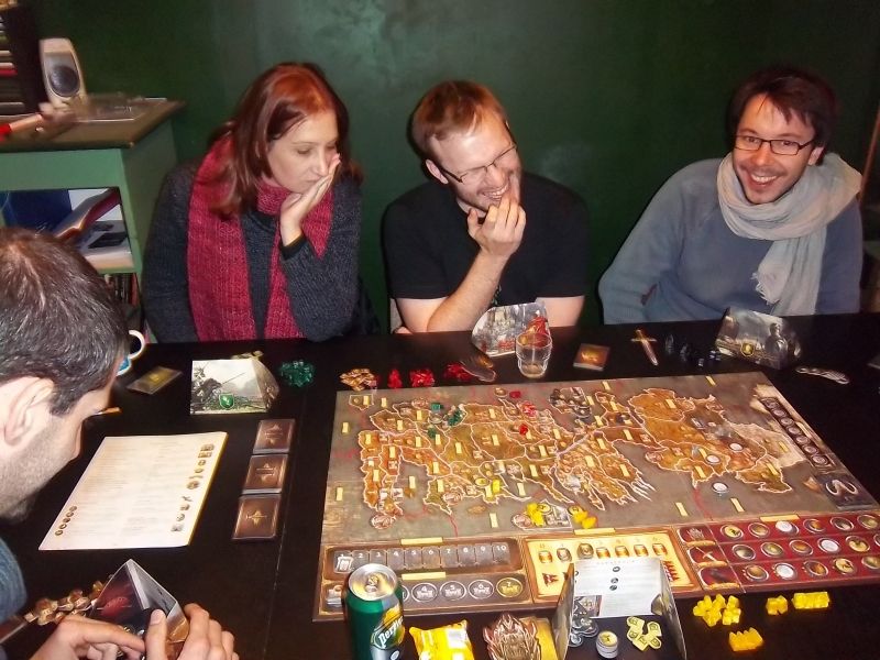 Quelques protagonistes de cette partie, à l'ambiance toujours très détendue. De g.à d. : Monsieur Nicolas Martell, Dame Béatrice Tyrell, monsieur Nico Lannister et monsieur Mathieu Greyjoy.