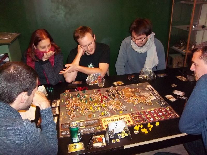 Déjà le 6ième tour : ça va particulièrement barder à ce tour là...à droite, monsieur Mathieu Stark, concentré...