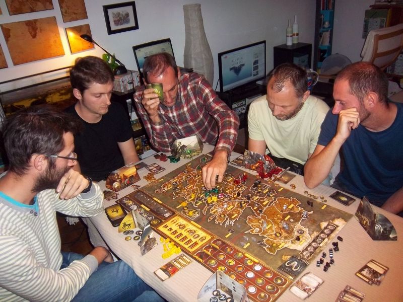 Les Tyrell en action... voyez comme chaque action d' un joueur était observée avec attention par ses adversaires... intense cette partie.