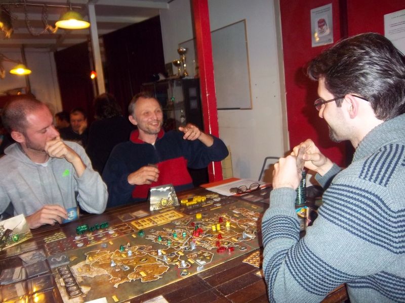 Des adversaires de qualité pour cette partie : Monsieur Sébastien cogite pendant que messieurs Pierre et Cartal s'accusent mutuellement de préparer un coup tordu. Ils avaient raison tout les deux...