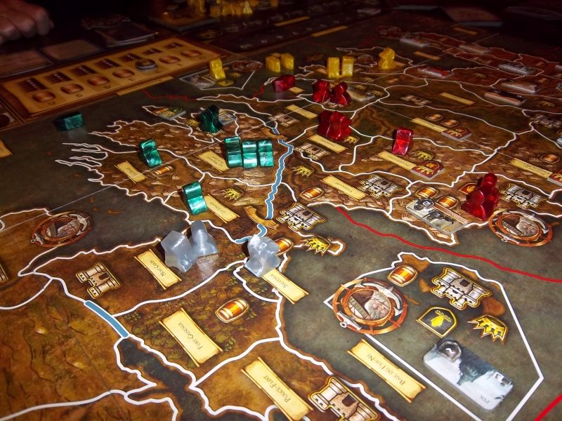 Un aperçu (partiel) de l'inhabituelle mise en place du début de partie. 